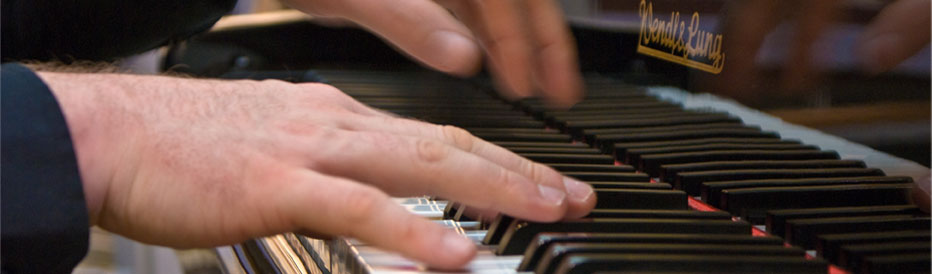 Hände beim Klavierspielen